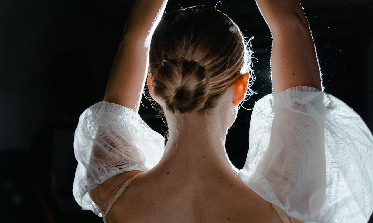 Acconciatura chignon basso - Foto di MART PRODUCTION/ Pexels.com