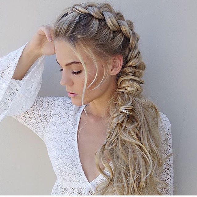 Acconciatura sposa capelli lunghi - Instagram: @hairbyjaxx