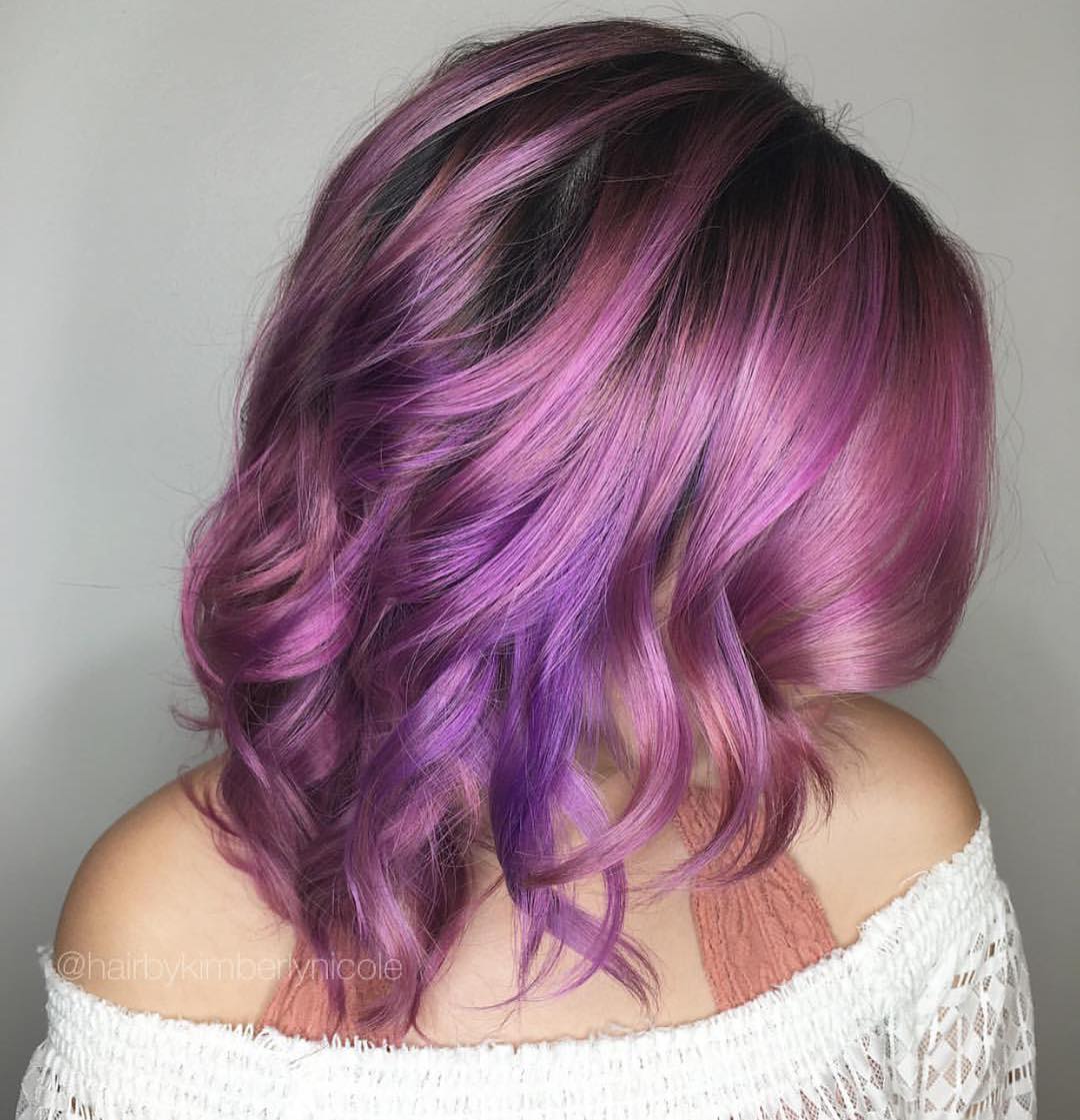 Balayage viola su taglio medio - Instagram: @hairbykimberlynicole