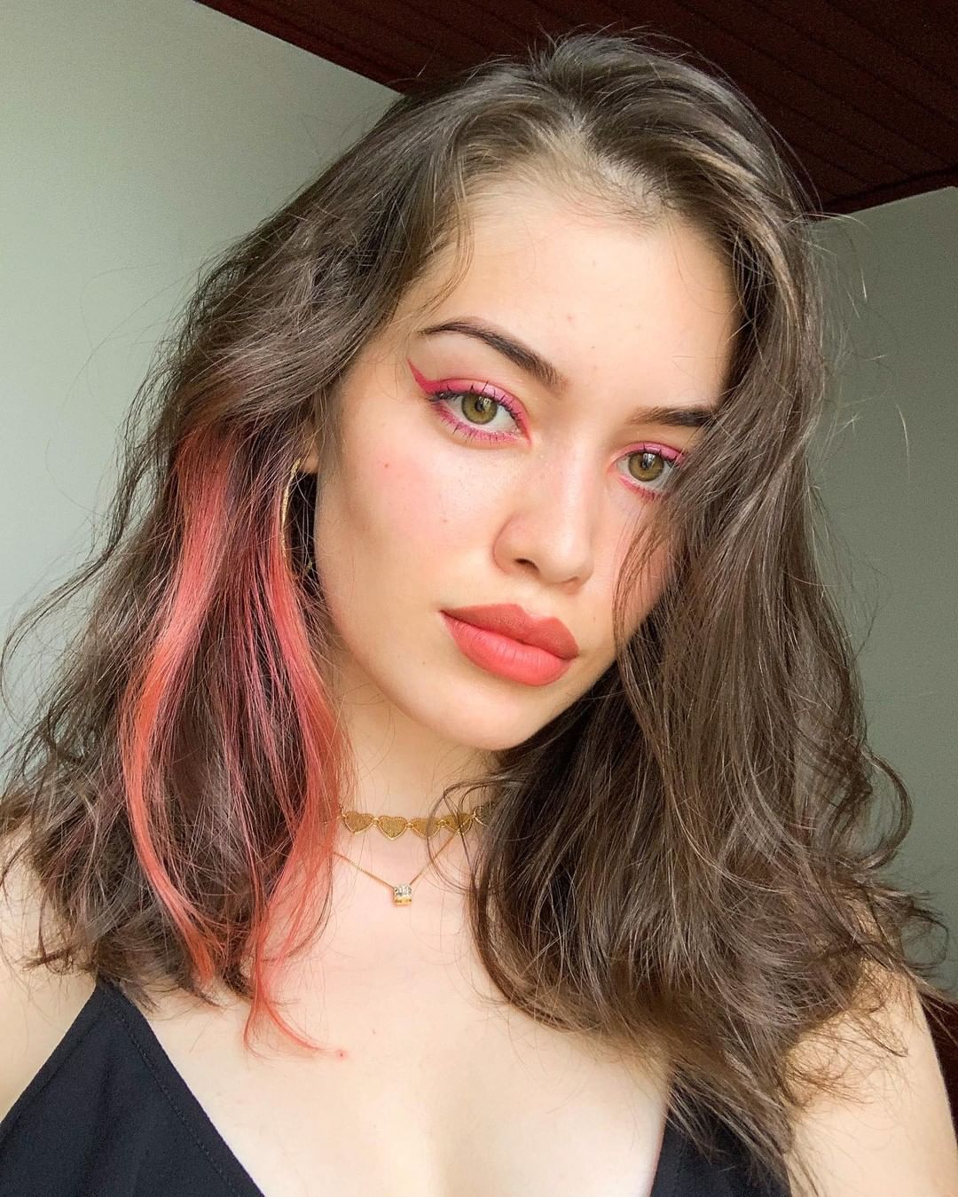 Capelli con mèches rosa - Instagram: @acaroucardoso