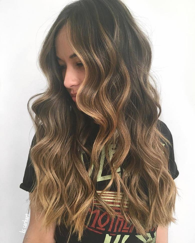 Capelli castani con piega mossa - Instagram: @kccarhart