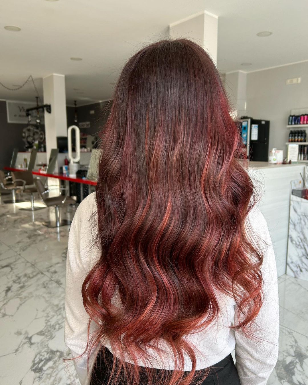 Capelli lunghi rosso ciliegia - Instagram: @sensation_di_matteo_team