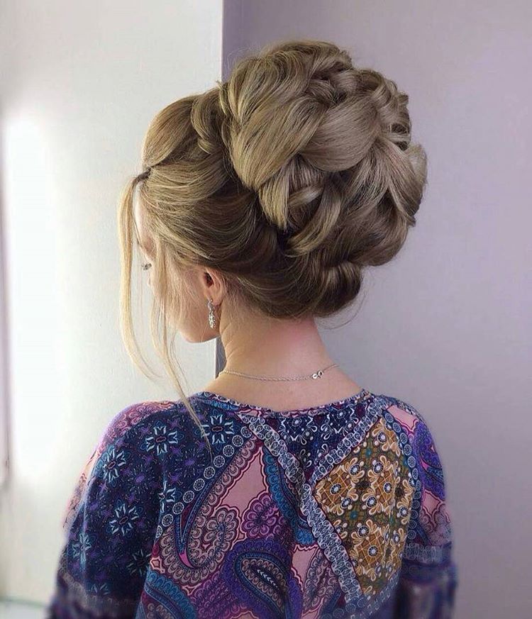 Capelli raccolti in uno chignon - Instagram: @poslavskaya_studio 