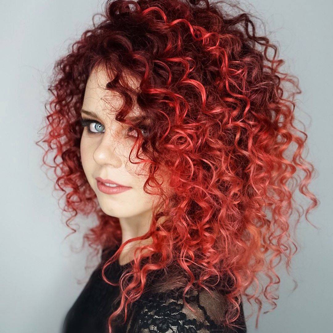 Capelli ricci rossi con punte scure - @jajavankova