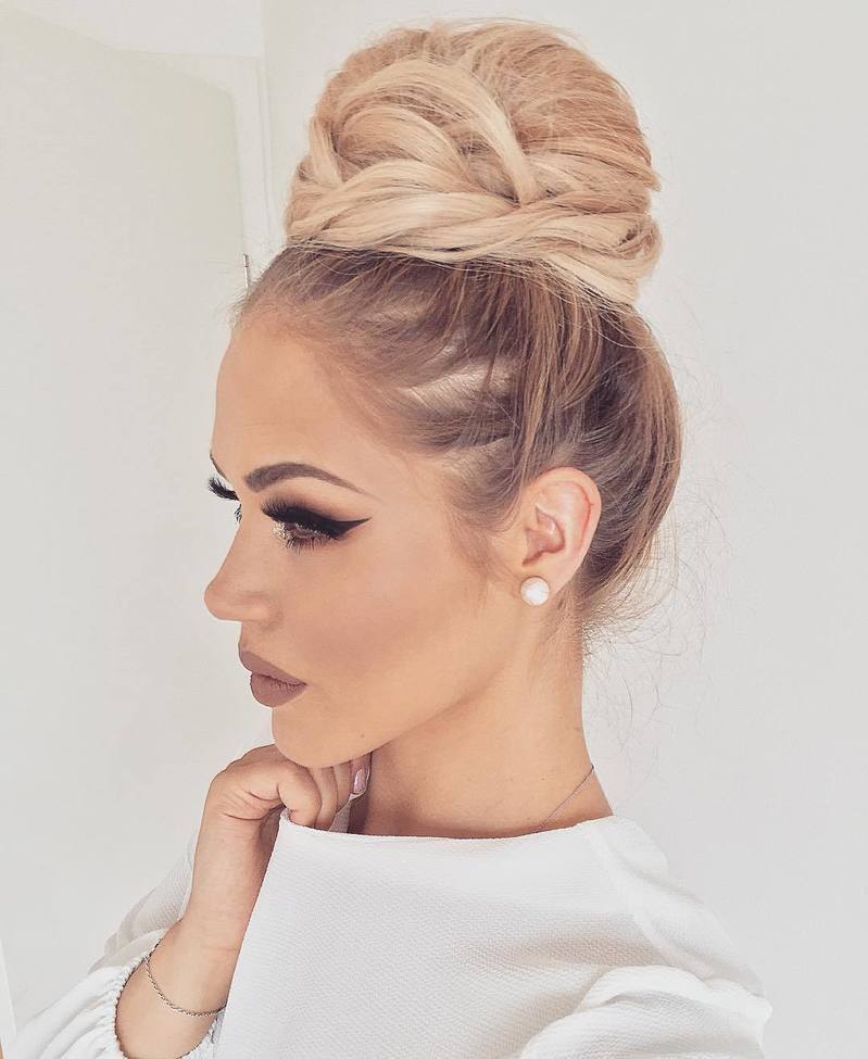 Chignon alto - Instagram: @__susanka