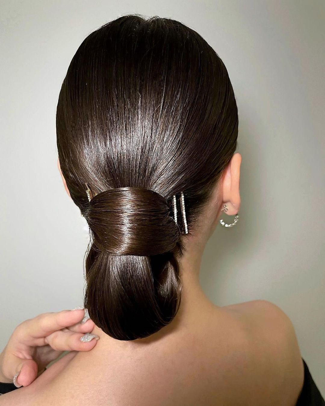 Chignon basso elegante - Instagram: @hairstylist_matviyuk_yanaa