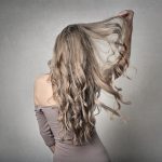 Come avere capelli lunghi - Foto di Andrea Piacquadio/ Pexels.com