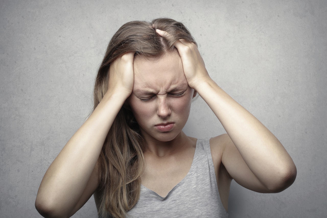 Cosa evitare per far crescere i capelli più velocemente - Foto di Andrea Piacquadio/ Pexels.com