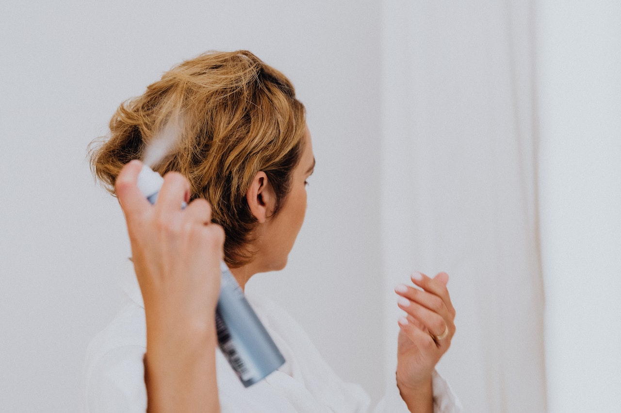 Spray capelli bianchi - Foto di Karolina Grabowska/ Pexels.com