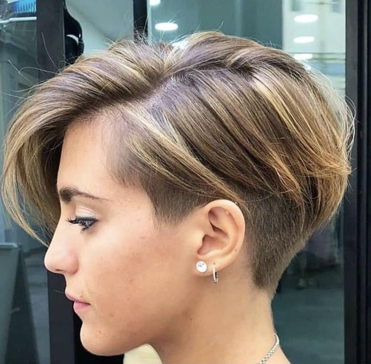 Pixie corto con ciuffo - Instagram: @maria.gentalavigna
