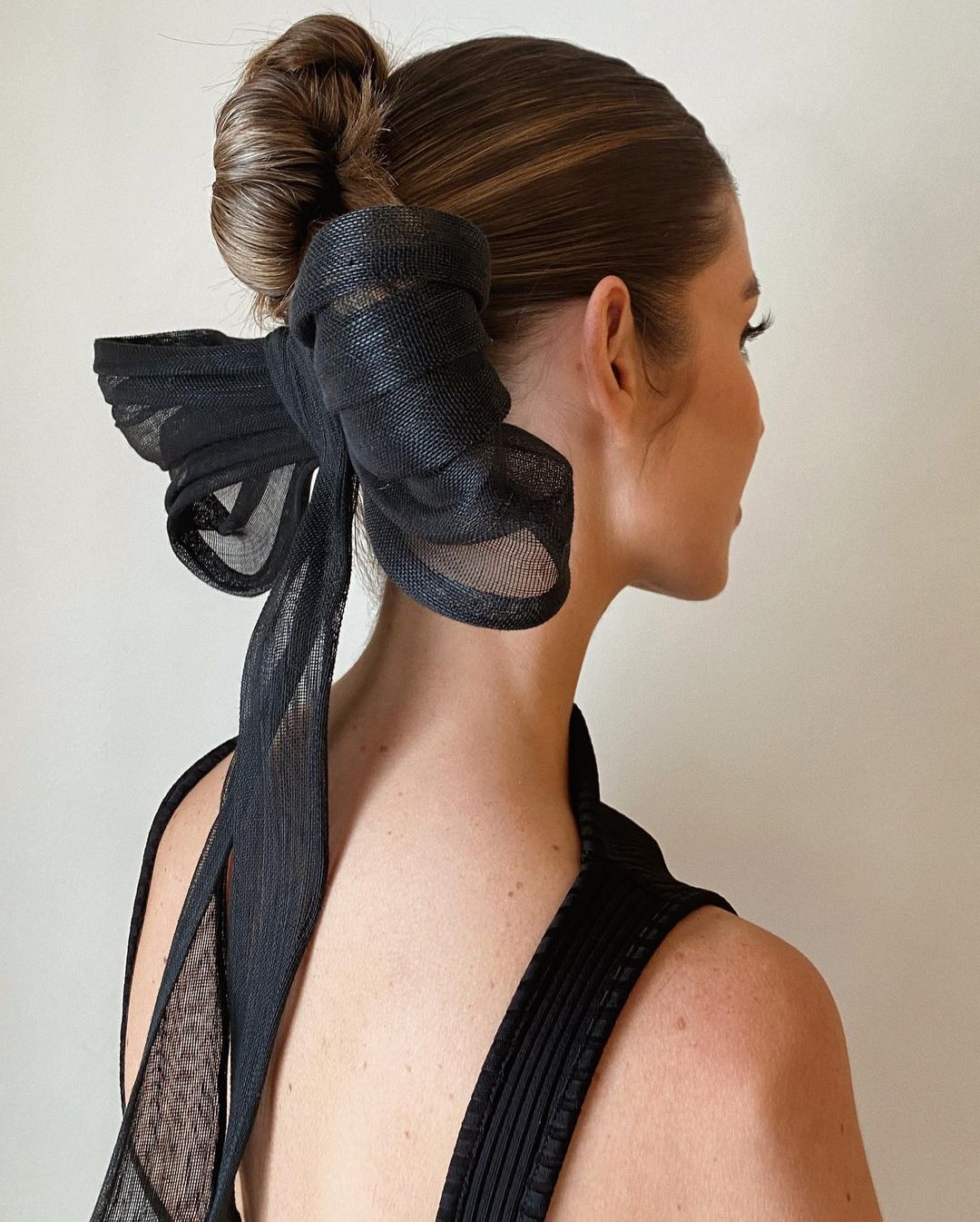 Acconciatura chignon alto - Instagram: @amybaineshair