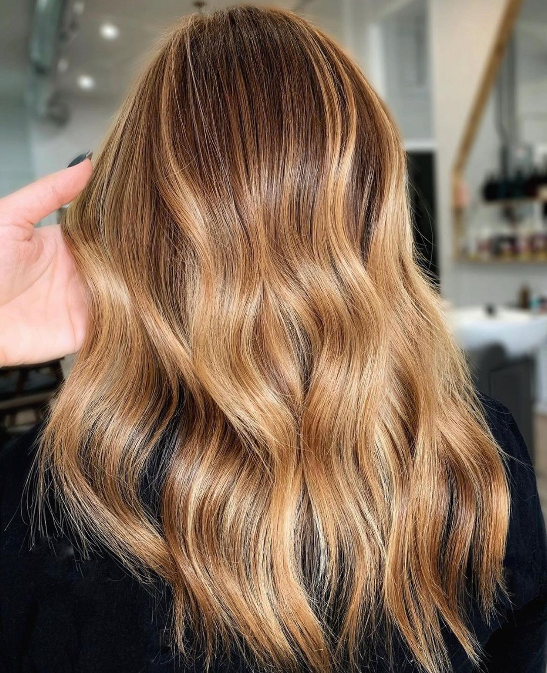 Balayage caramello - Instagram: @alyssanoursehair