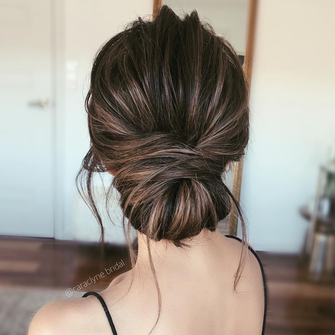 Acconciatura chignon basso - Instagram: @beyondtheponytail 