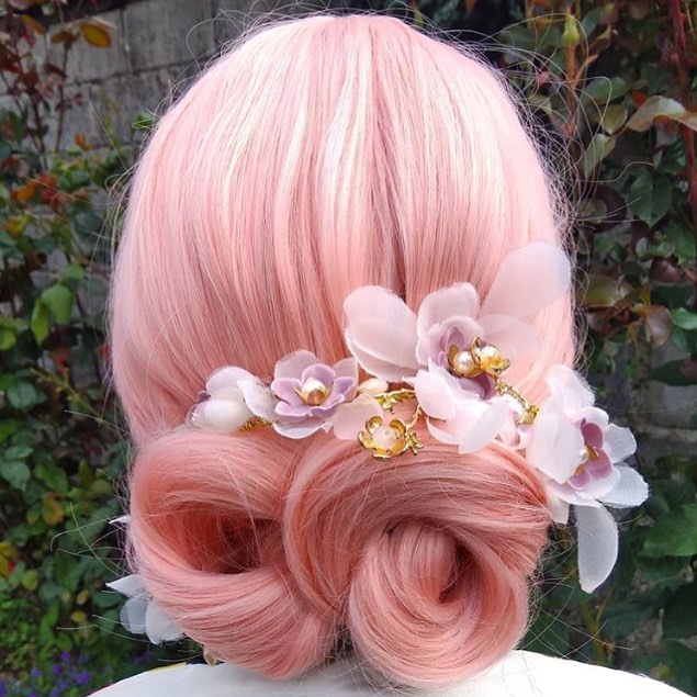 Acconciatura chignon rosa - Instagram: @lorrainecusack 