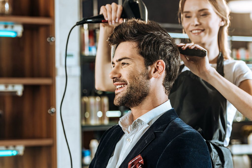 Capelli scuri e barba rossa