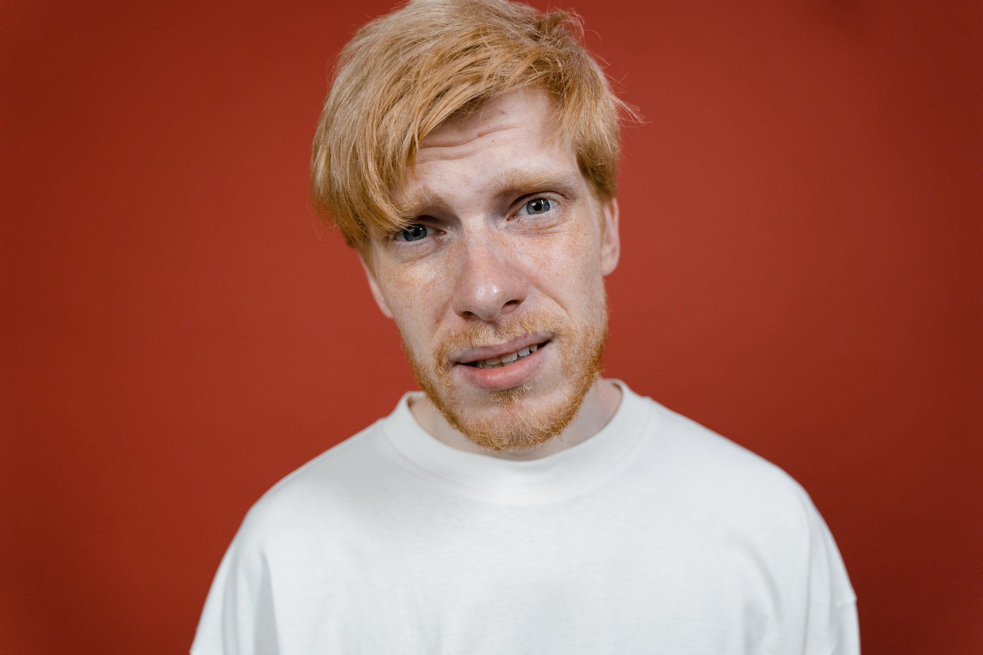 Uomo con barba e capelli rossi