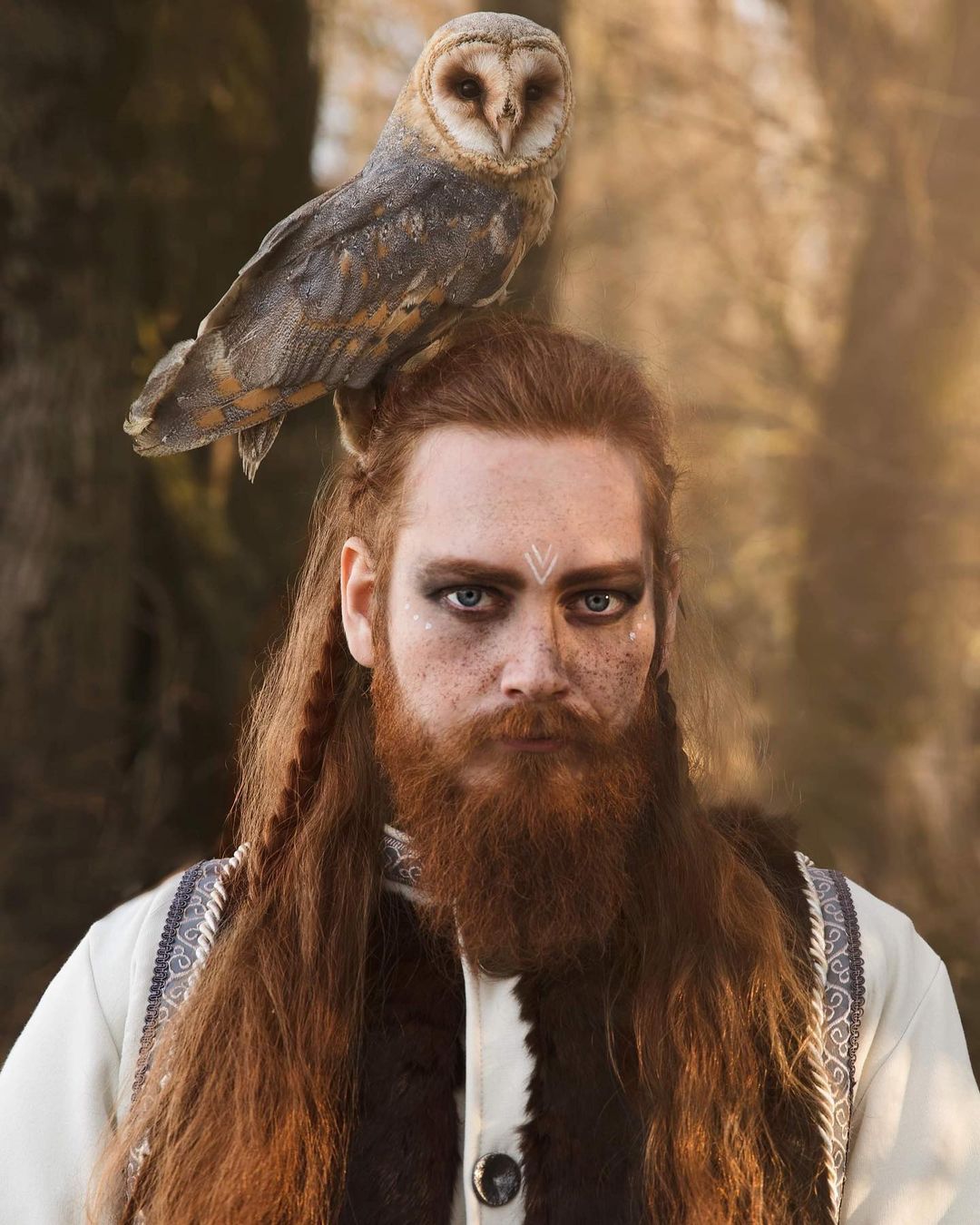 Uomo con capelli e barba rossa