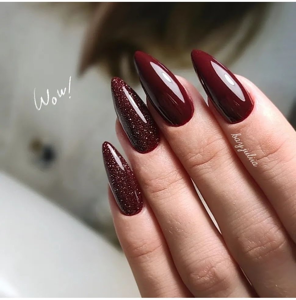 unghie bordeaux con glitter-instagram: @ideas_for_nailart