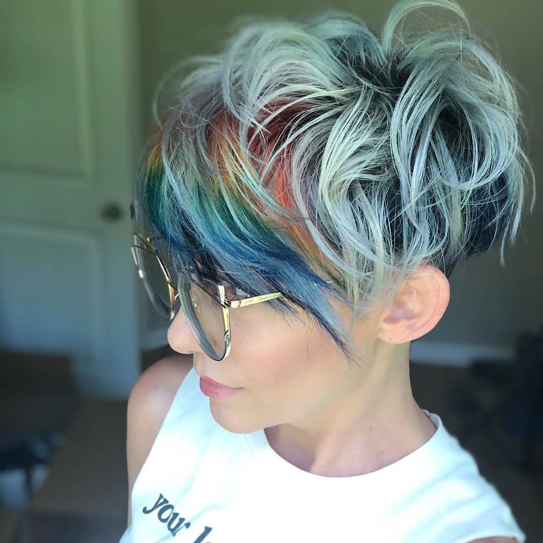 Capelli corti colorati - Instagram: @hairmakesupbee