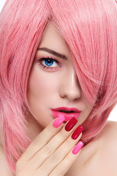 Capelli corti rosa - Foto: @shutterstock.com