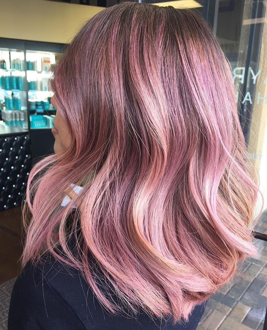 Capelli mossi rosa - Instagram: @lvhairbyashley