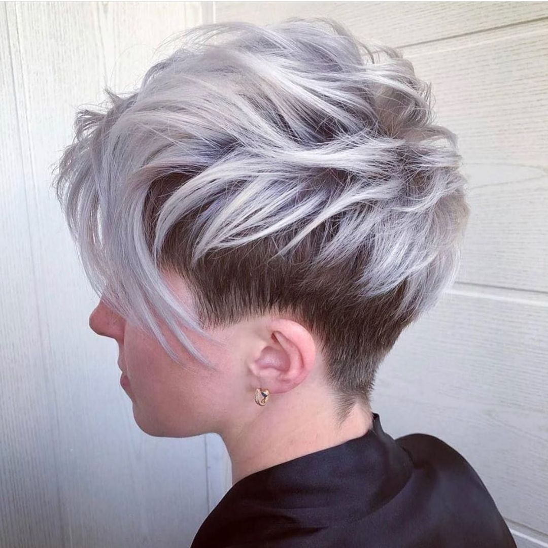 Pixie con base scura e sfumature grigie - Instagram: @kurzhaarestylen 