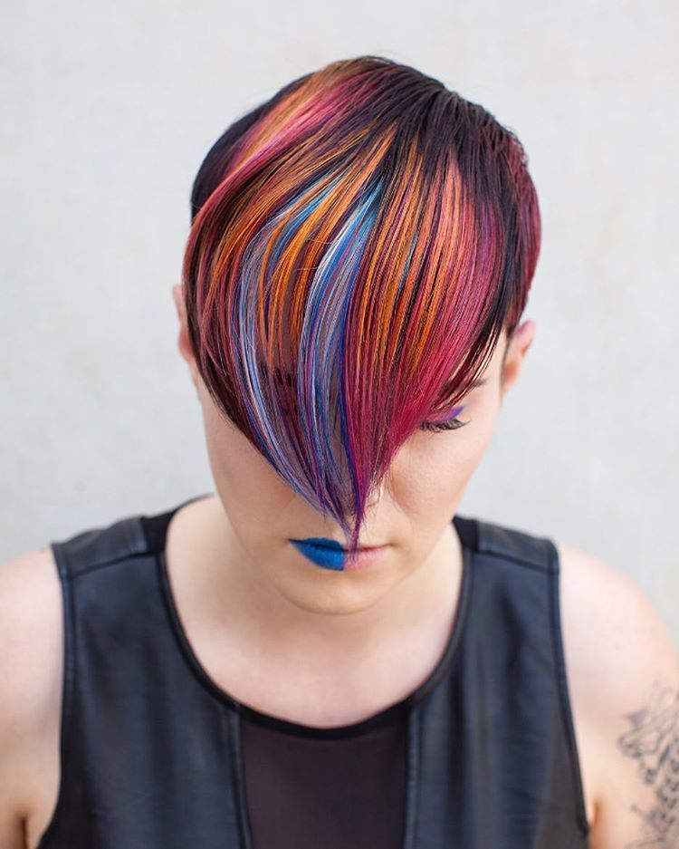 Pixie con ciuffi colorato - Instagram: @lexi_salon360