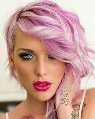 Pixie con ciuffo laterale mosso - Instagram: @short_hair_ideas 