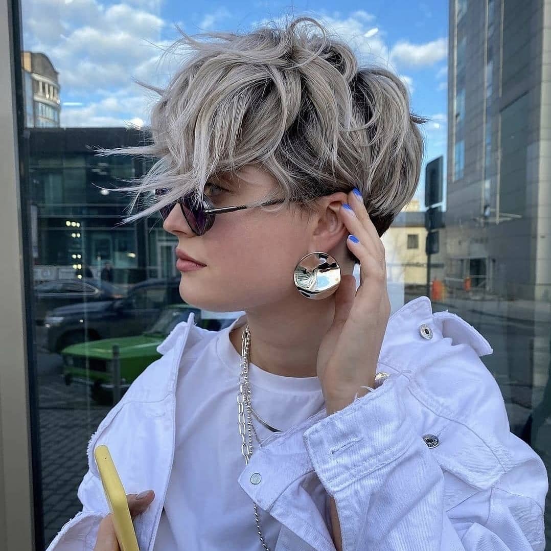 Pixie con ciuffo lungo - Instagram: @elizazemlyanova