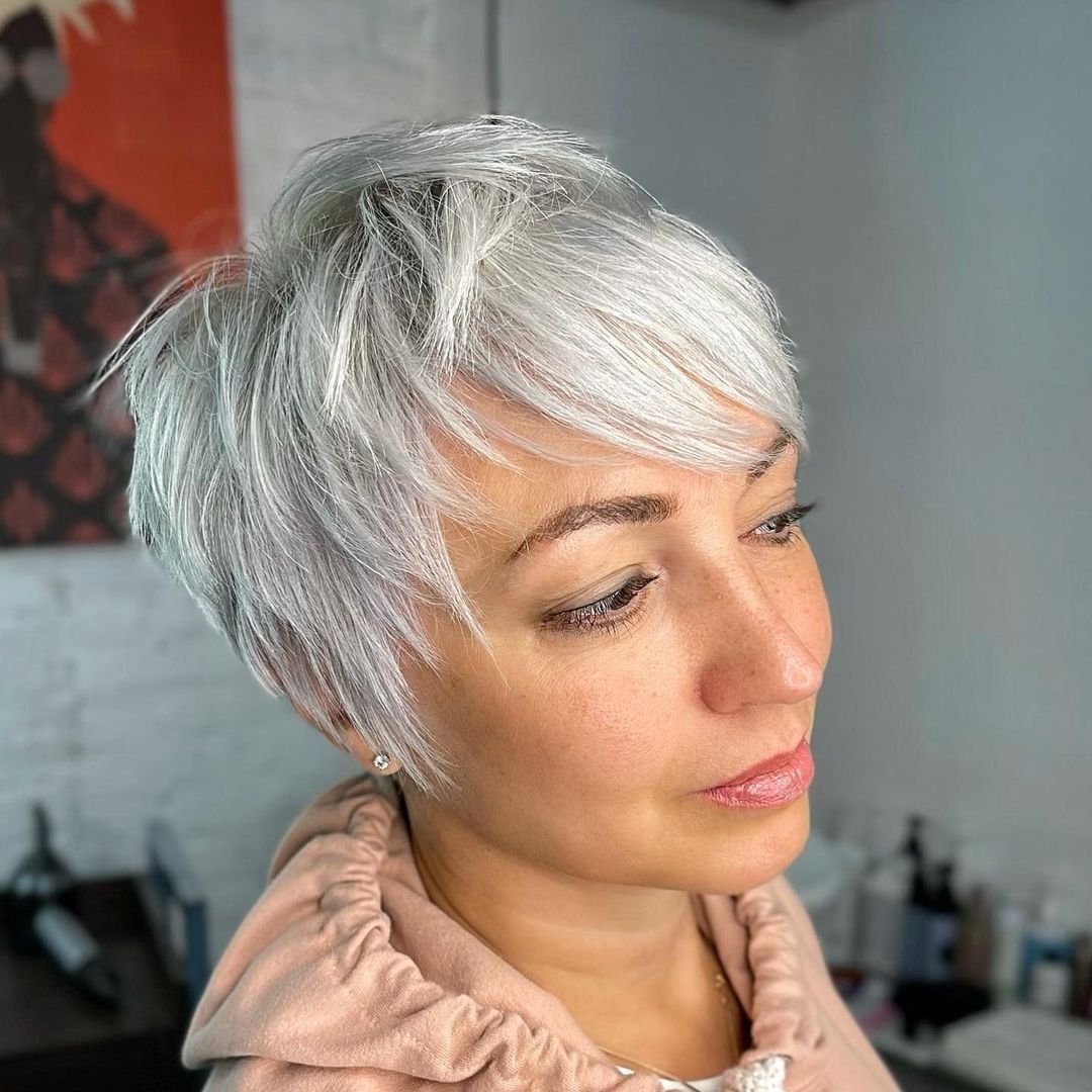 Pixie grigio con frangia - Instagram: @dyachenkobystudio