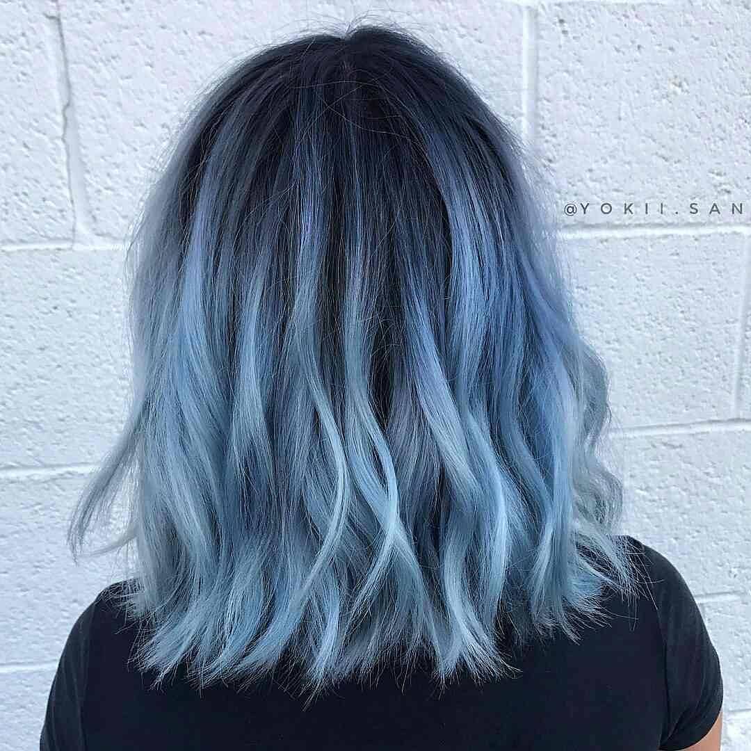 Capelli azzurri mossi - Instagram: @selenaastudillo
