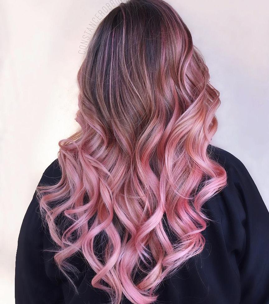 Capelli rosa mossi - Instagram: @constancerobbins