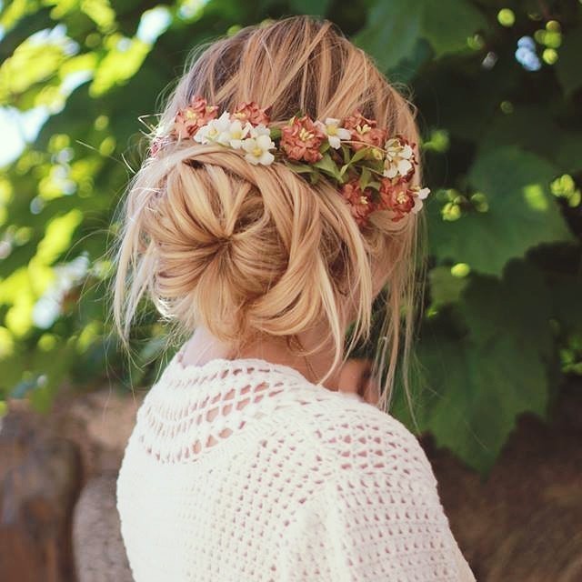 Chignon impreziosito da fiori - Instagram: @inspobyelvirall